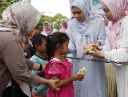 TP PKK dan DWP Lampung Bagikan 700 Paket Takjil di Depan Mahan Agung pada Hari ke-4 Ramadan